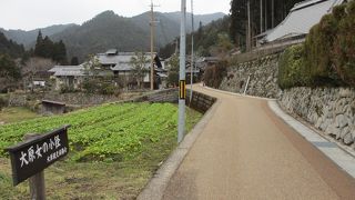 民家の前を通ります