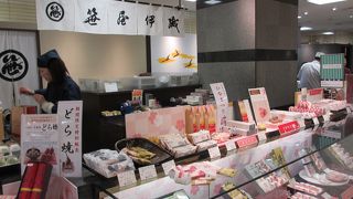 桜色の和菓子があります