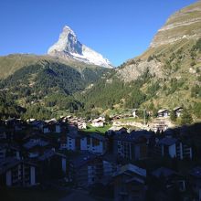 車窓からツェルマットの村と観えてきたマッターホルン