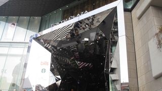 ビルの入口は香港にもありそうなビルの雰囲気でした