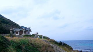 遥か沖の島を望む