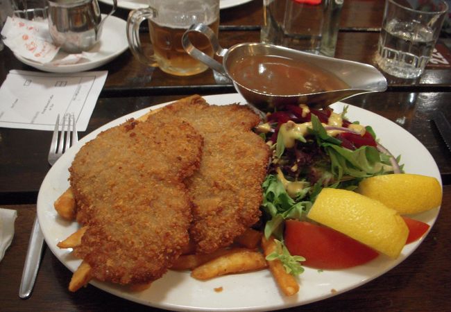 ステーキが名物の様ですが、ドイツ料理のお店でドイツの山小屋風の衣装で出迎えてくれます。