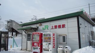 仮設のような駅