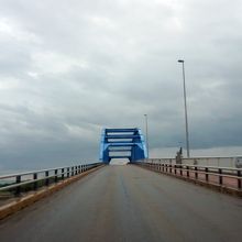 青く塗られている橋。