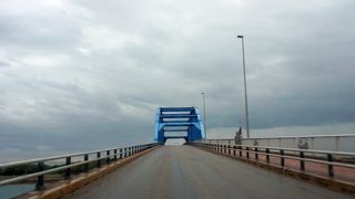 青い橋でした。