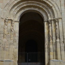 左右の彫刻の保存状態はセゴビアのロマネスク教会屈指