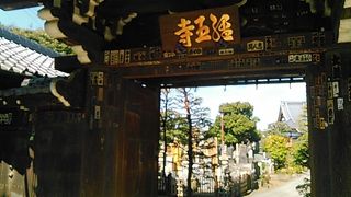 山門にはっきりと弾痕が残っている