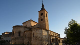 教会の外周が広場で見やすい