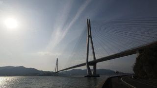 斜光を浴びてケーブルが美しく