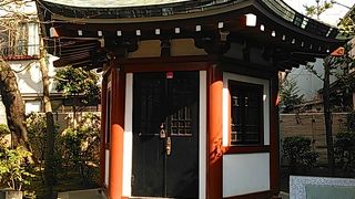 天心の坐像が安置された六角堂（的な建物）が建っている