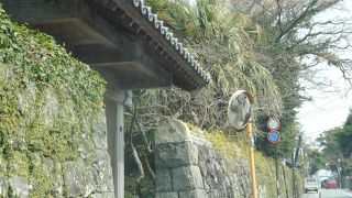 石塀と門は古いが・・