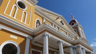 中央公園に面しています