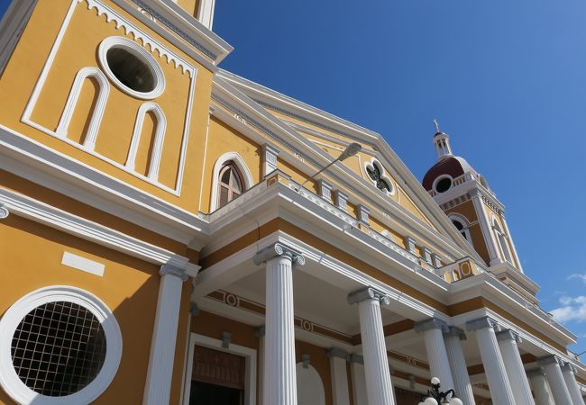 中央公園に面しています