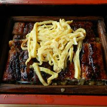 こんがり焼けた鰻を蒸してあるので、身がとても軟らかい！