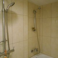 シャワーヘッドが3つあります。洗面台との仕切り扉もあります。