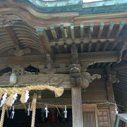 堀端に建つ神社