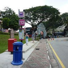 ポップオンポップオフの12番バス停前です