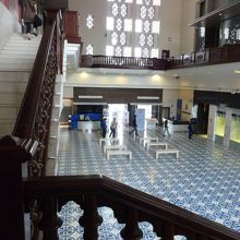 建物中央部の床面と周囲の階段は素敵です