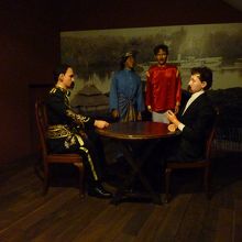 歴史上のシーンを再現した人形