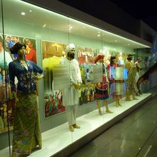 歴代の服装を付けたマネキンがありました