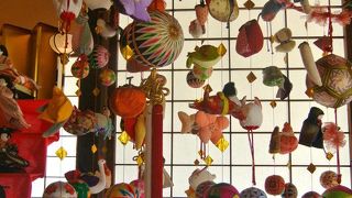 さげもんや雛人形が飾られていました。