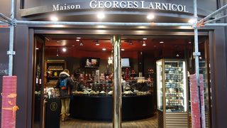 サンジェルマン大通に面したおおきなお店です。