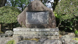 小学校横の公園内にありました