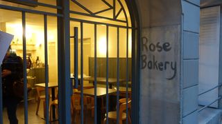 Rose Bakery。マルティール通りにお店はあります。