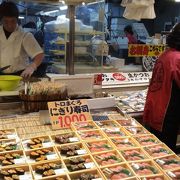 ひろめ市場の入口、寿司、刺身、魚いろいろあります