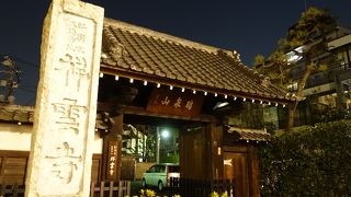 厳かな雰囲気を感じる山門です