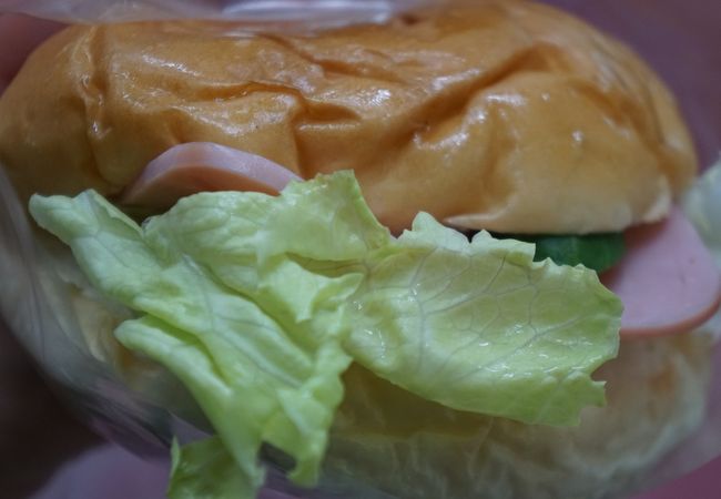 レタスとハムを挟んだパンがめちゃめちゃうまいじゃないですか