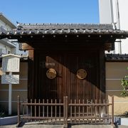 一見すると門だけが建っているように見えますね