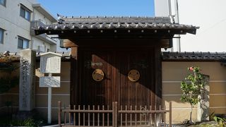 一見すると門だけが建っているように見えますね