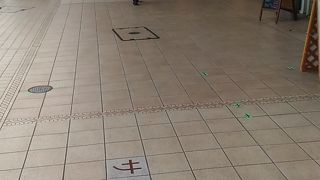 ステーキ、串揚げ、居酒屋と色々な店が点在します。