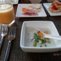 ３階プールサイドにて