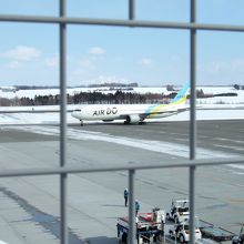 誘導路を進む飛行機