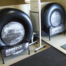 展望デッキ入り口には飛行機のタイヤも展示されてます