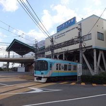 浜大津駅を出発する京津線の電車
