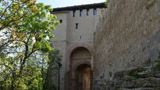 門自体はお薦めではないが、門を通過することでセゴビアがなぜ古代より重視されたか理解できます