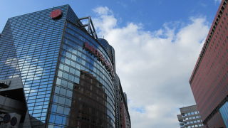 天神のメインストリート。百貨店やファッションビルが立ち並びます。