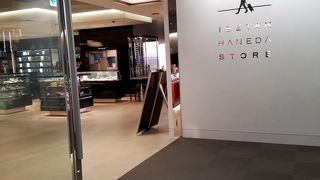 出発ゲートエリアの高級グッズ店