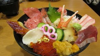 入口の写真通りの豪華な海鮮丼