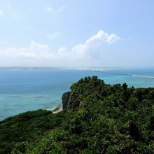 伊良部大橋は遠くに見える。