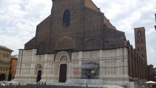 味のある未完のファサード。ポルタ・マグナの装飾、聖堂内のフレスコ画も必見！