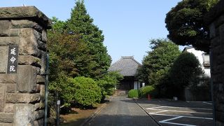 日暮里駅の近くにある日蓮宗寺院