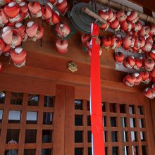 赤い申がいっぱい