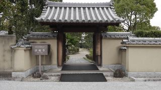 田園の中にあるのどかな寺