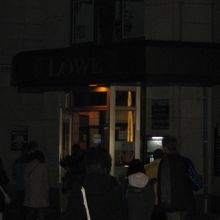 夜の店入口