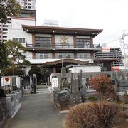 大宮駅西口ビル街の中に佇む。