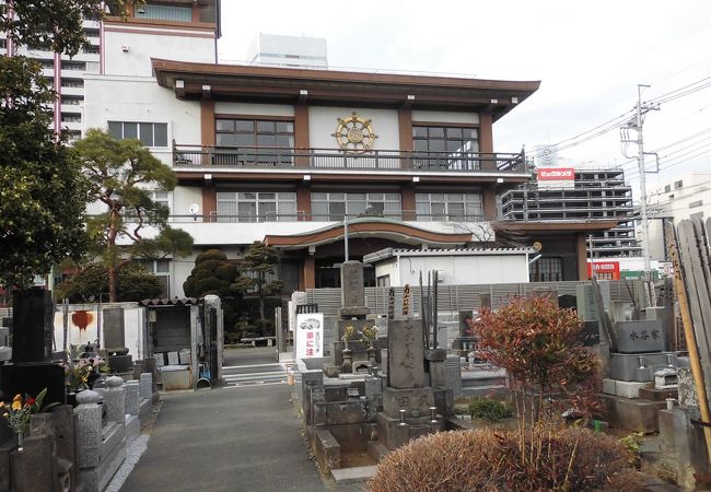 大宮駅西口ビル街の中に佇む。